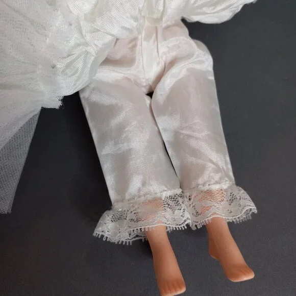 VINTAGE Madam Alexander Portrettes Iris Doll - Picture 8 of 8